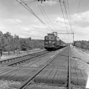 841579 Afbeelding van de electrische locomotief nr. 1119 (serie 1100) van de N.S. met een trein nabij Hulshorst.